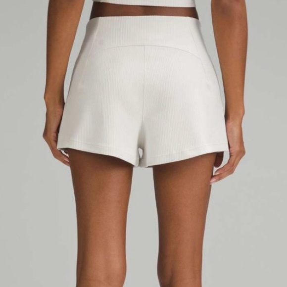 Lululemon Ribbed Softstreme High-Rise
Short 2"
Bone
Size 8 - Picture 2 of 7
